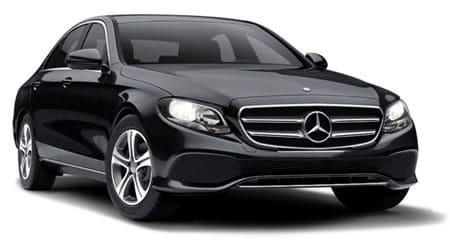 Sedán de lujo Mercedes Benz E220 o BMW Serie 5 para transporte ejecutivo y VIP en Santiago.